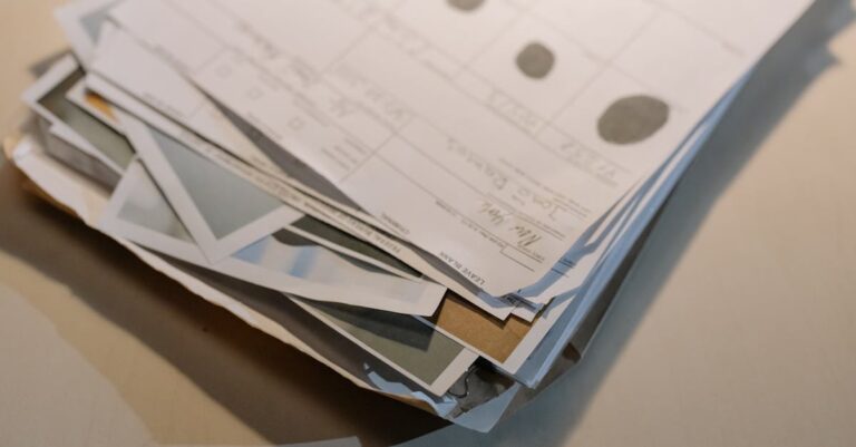 Illustration de Impôts : Attention aux pièges de la déclaration de revenus 2024 tax-forms-stack