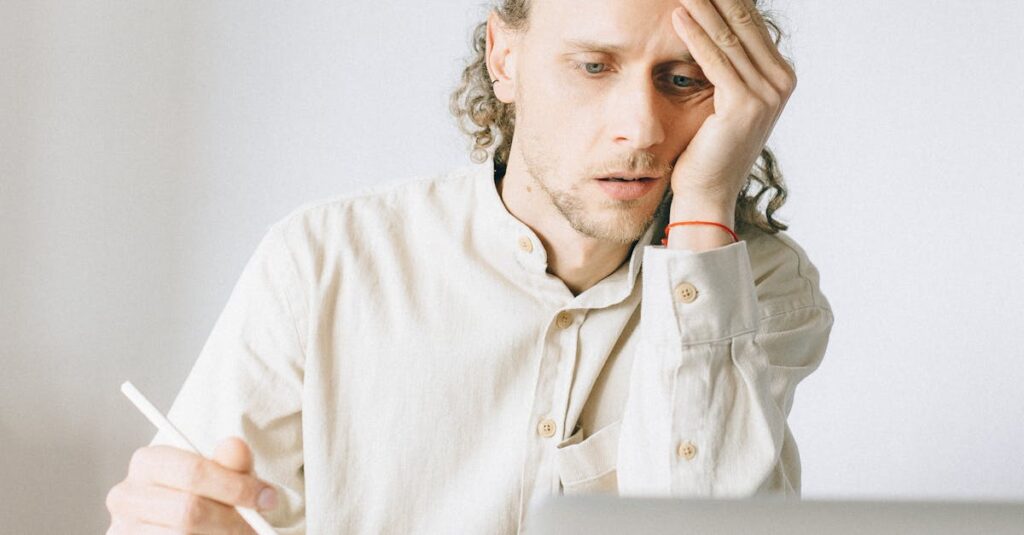 Illustration de Salaires de la tech : le fiasco français face aux États-Unis tech-worker-frustration