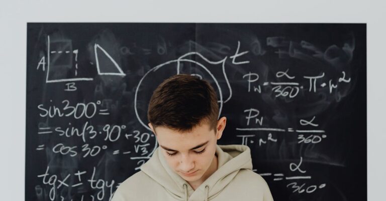 Illustration de Collège : l'échec criant en français et maths s'aggrave teenage-student-struggle-school