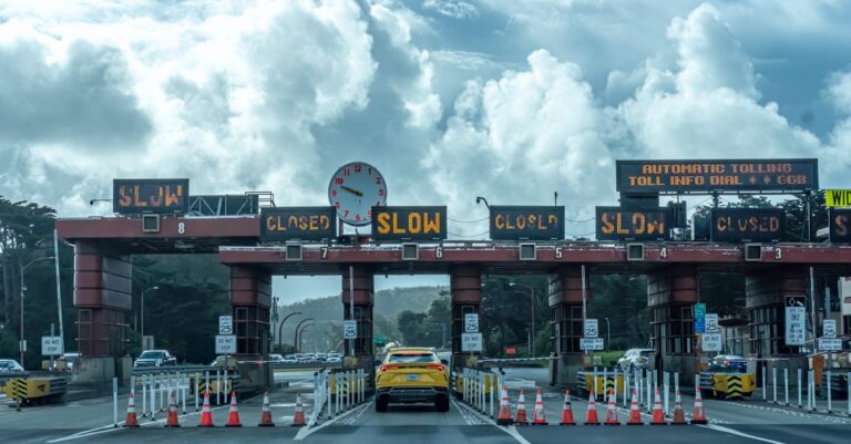 Illustration de Péages et SNCF : le lourd fardeau du contribuable français toll-road-traffic