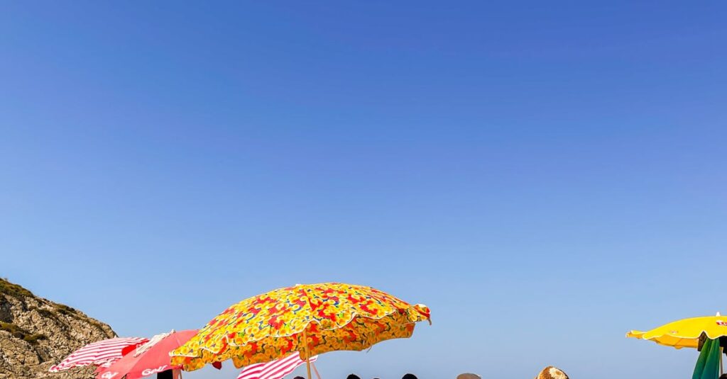 Illustration de Crèmes solaires : une protection illusoire et toxique ? toxic-sunscreen-ocean