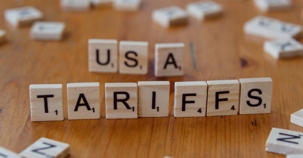 Illustration de Trump impose des taxes douanières exorbitantes, les pays cèdent un à un trade-war-tariffs