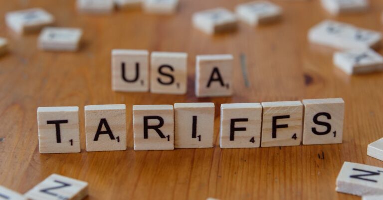 Illustration de Trump impose des taxes douanières exorbitantes, les pays cèdent un à un trade-war-tariffs