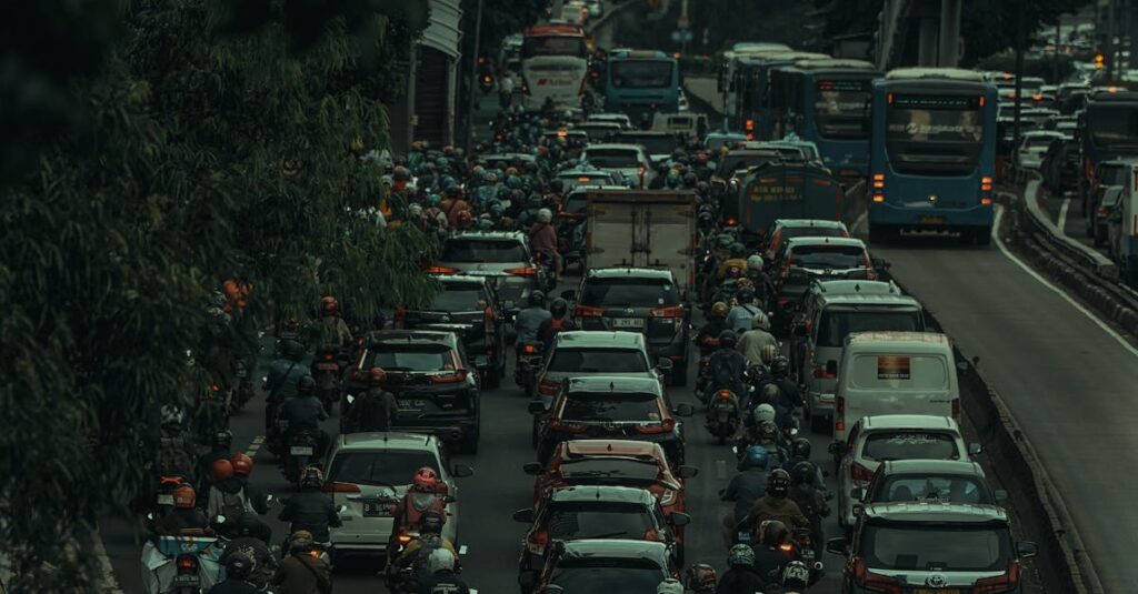 Illustration de Chaos routier en vue : l'enfer des départs en vacances traffic-jam-highway-1