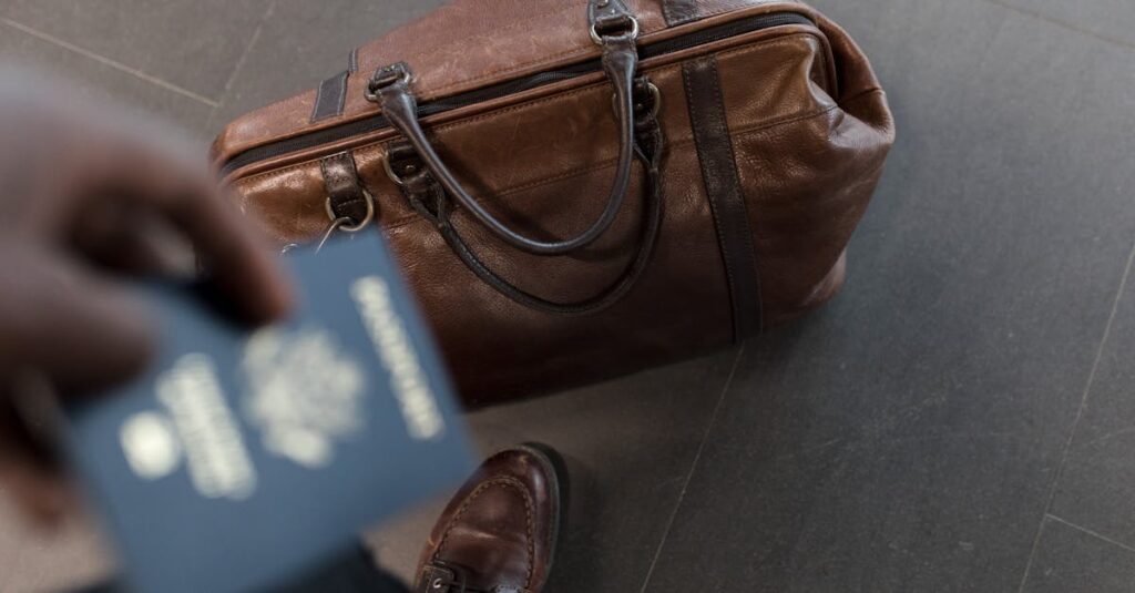Illustration de Vinted : la fraude aux bagages aériens, une astuce risquée travel-suitcase-airport