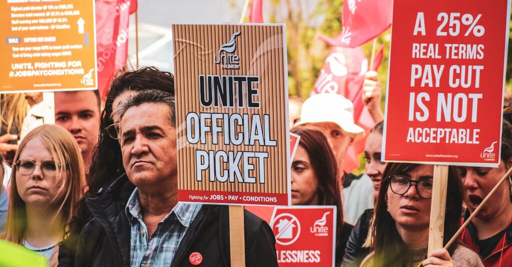 Illustration de La France au bord du chaos social : les syndicats en furie union-protest