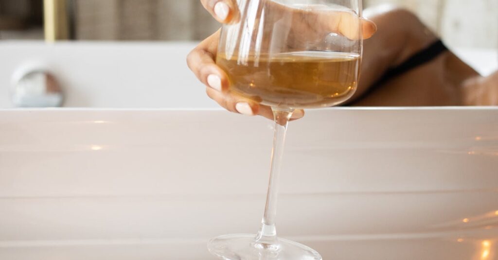 Illustration de Le rosé, star déchue? Minuty se tourne vers le blanc! wine-glass-white