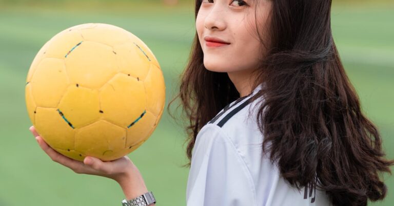Illustration de Bleues : Victoire en demi-teinte et faiblesses alarmantes womens-football-match