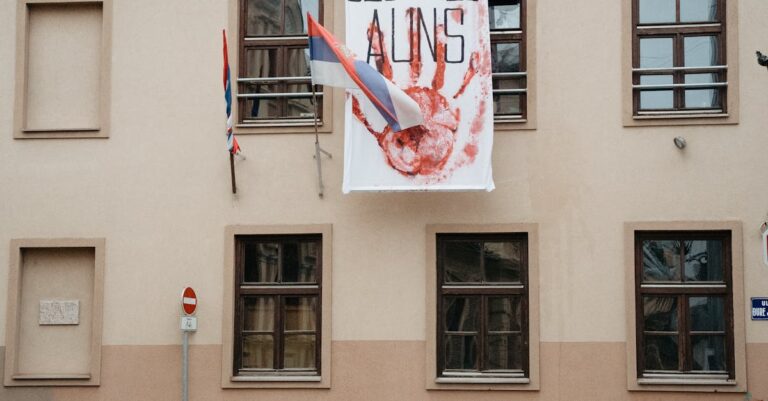 Illustration de Chaos en Serbie : la répression s'intensifie face à la colère populaire Belgrade-protest-clashes