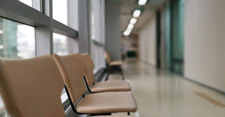 Illustration de Urgences d'Agen : le chaos s'installe, le plan blanc cache la misère Empty-hospital-corridor