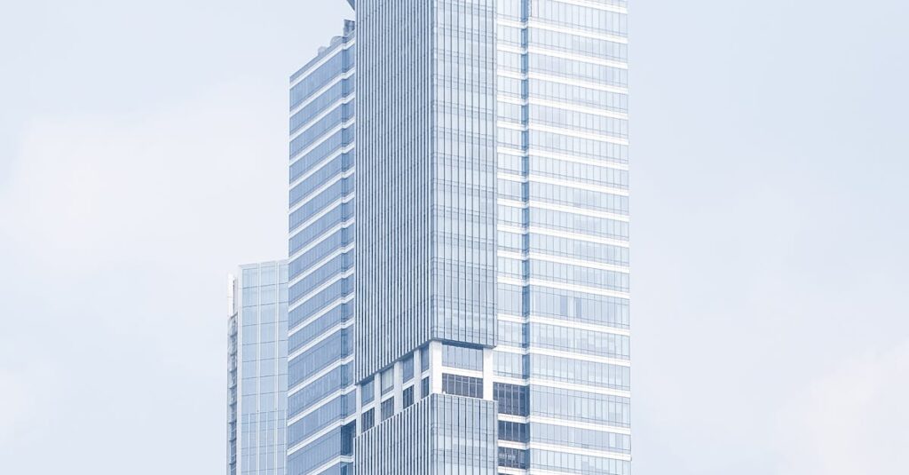 Illustration de Engie en chute : un bénéfice en berne et des perspectives incertaines Engie-headquarters-building