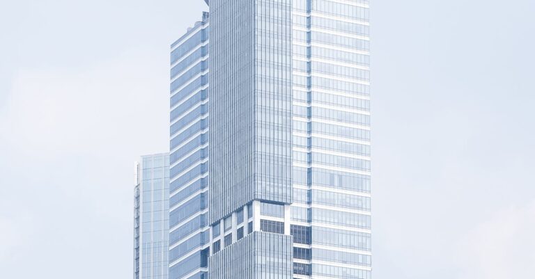 Illustration de Engie en chute : un bénéfice en berne et des perspectives incertaines Engie-headquarters-building
