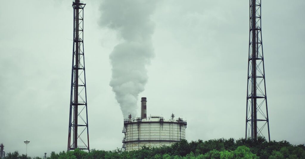 Illustration de Écocide : la France s'enfonce dans la pénalisation absurde Factory-pollution-smoke