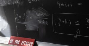 Illustration de Rentrée scolaire : un chaos prévisible sous haute tension politique French-school-students