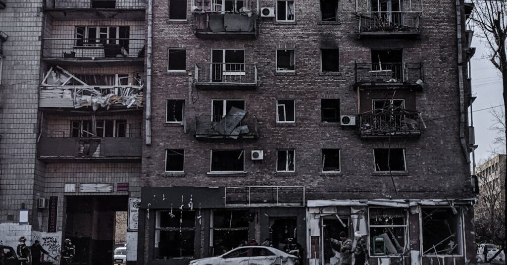 Illustration de Marioupol: Le Calvaire des Oubliés de la Reconstruction Russe Mariupol-destroyed-buildings