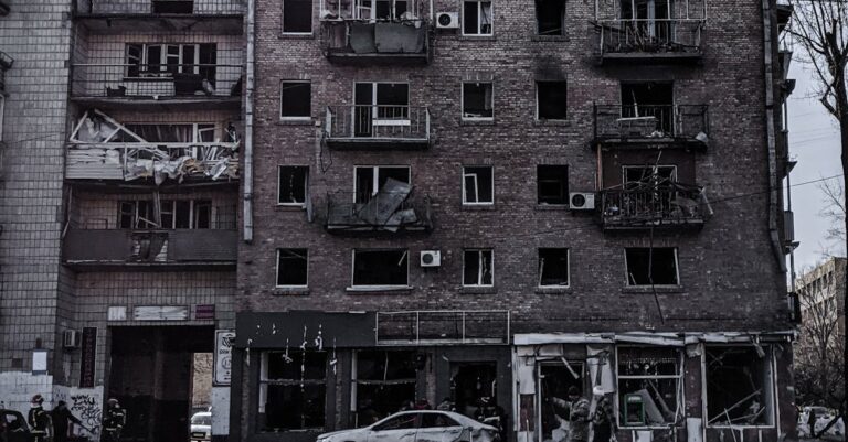 Illustration de Marioupol: Le Calvaire des Oubliés de la Reconstruction Russe Mariupol-destroyed-buildings