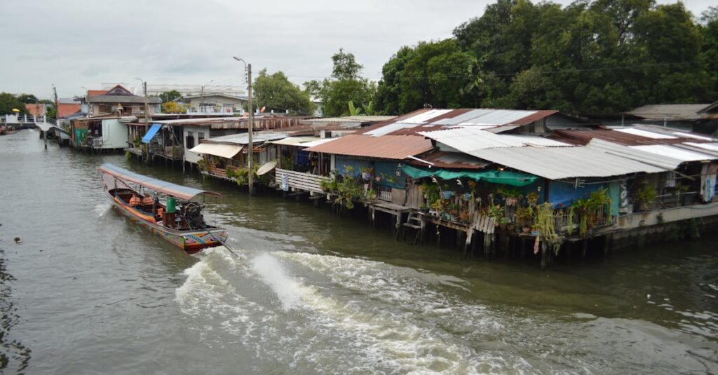 Illustration de TikTok, la nouvelle menace touristique : quand le buzz tue Moret-sur-Loing-flood