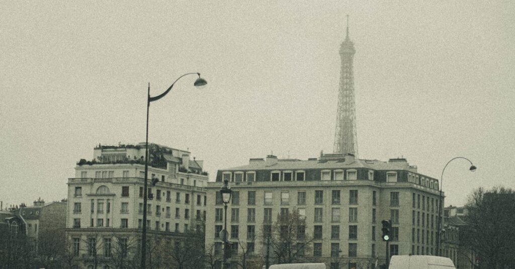 Illustration de Populisme et écologie : un piège mortel pour les classes populaires Paris-pollution-traffic