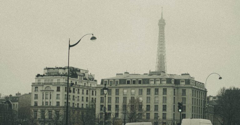 Illustration de Populisme et écologie : un piège mortel pour les classes populaires Paris-pollution-traffic