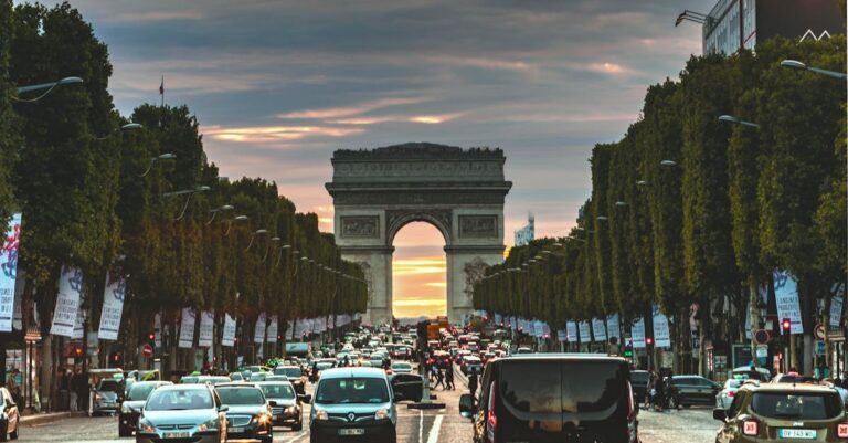 Illustration de Canicule et pollution : Paris réduit drastiquement les vitesses sur les routes Paris-traffic-jam