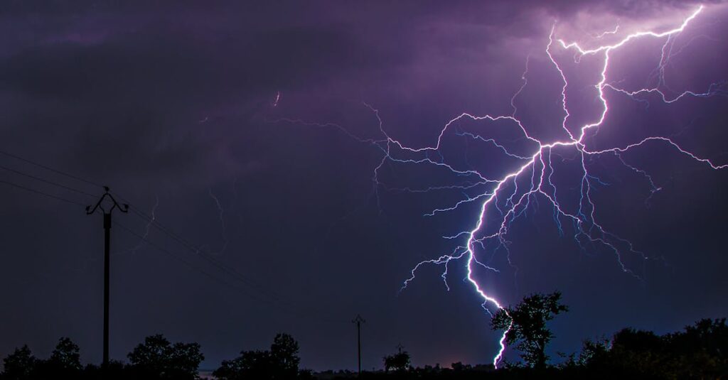 Illustration de Chaos climatique : 28 départements sous la menace des orages Storm-damage-France