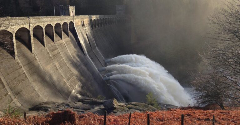 Illustration de Tesla s'enfonce au Royaume-Uni : Chute des ventes et virage risqué vers l'énergie Tesla-UK-energy