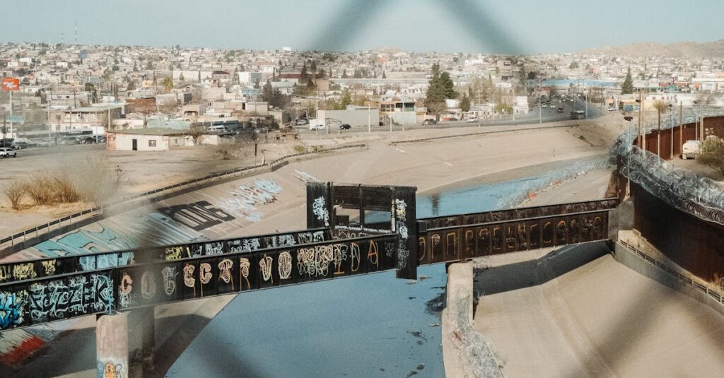 Illustration de Le mur de Trump enduit de noir : une stratégie alarmante contre les migrants US-Mexico-border-wall