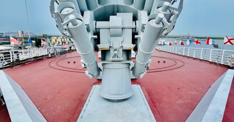 Illustration de Tensions maximales : La Chine « chasse » les navires de guerre américains du récif de Scarborough Warship-South-China-Sea
