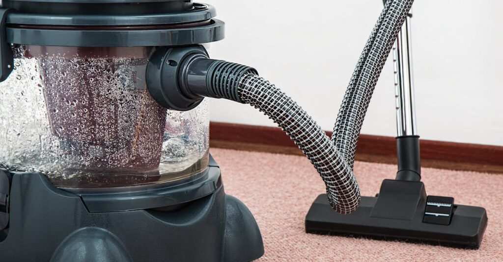 Illustration de L'illusion de la réparation maison : un risque sous-estimé broken-vacuum-cleaner