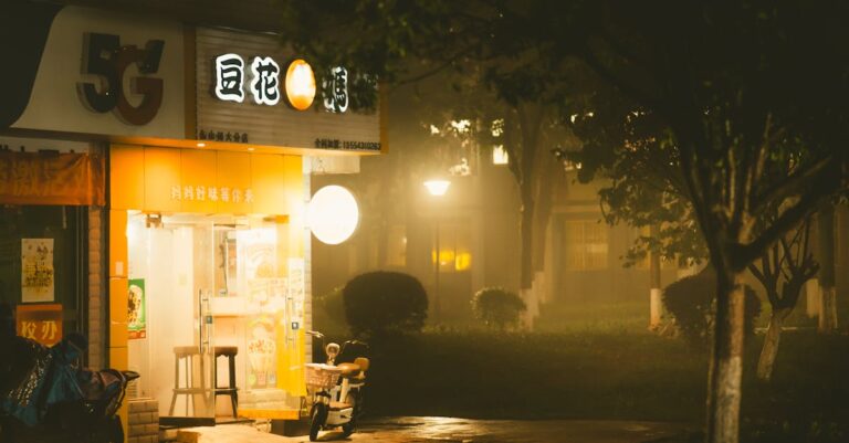 Illustration de Claire's replonge dans la faillite aux États-Unis, avenir incertain claires-store-entrance