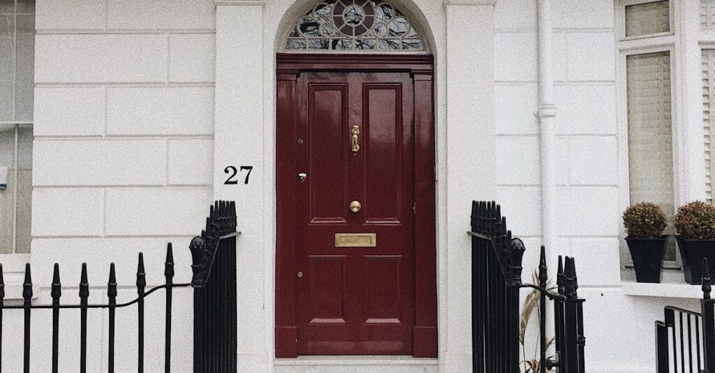 Illustration de La dictature du syndic : les paillassons, prochaine victime ? condemned-apartment-building-entrance