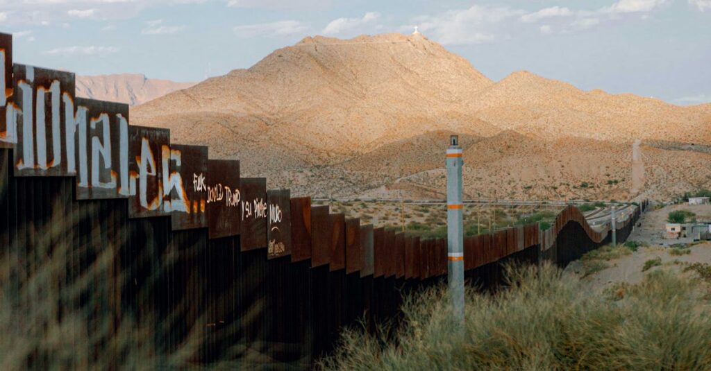 Illustration de La Frontière, mythe américain en plein naufrage desert-border-fence