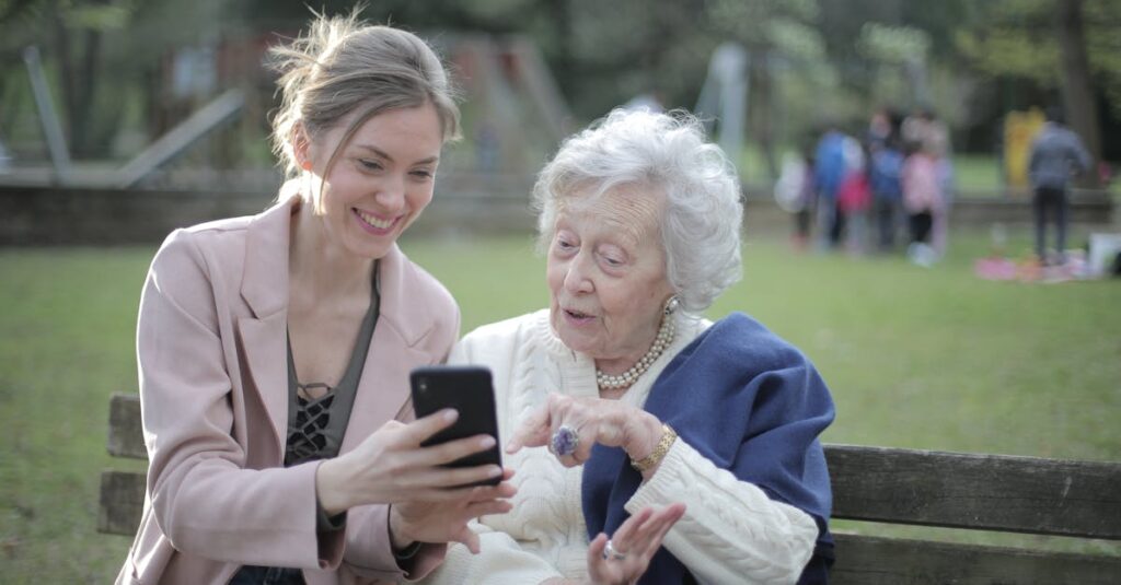Illustration de L'été des laissés-pour-compte : une réalité française amère elderly-people-park