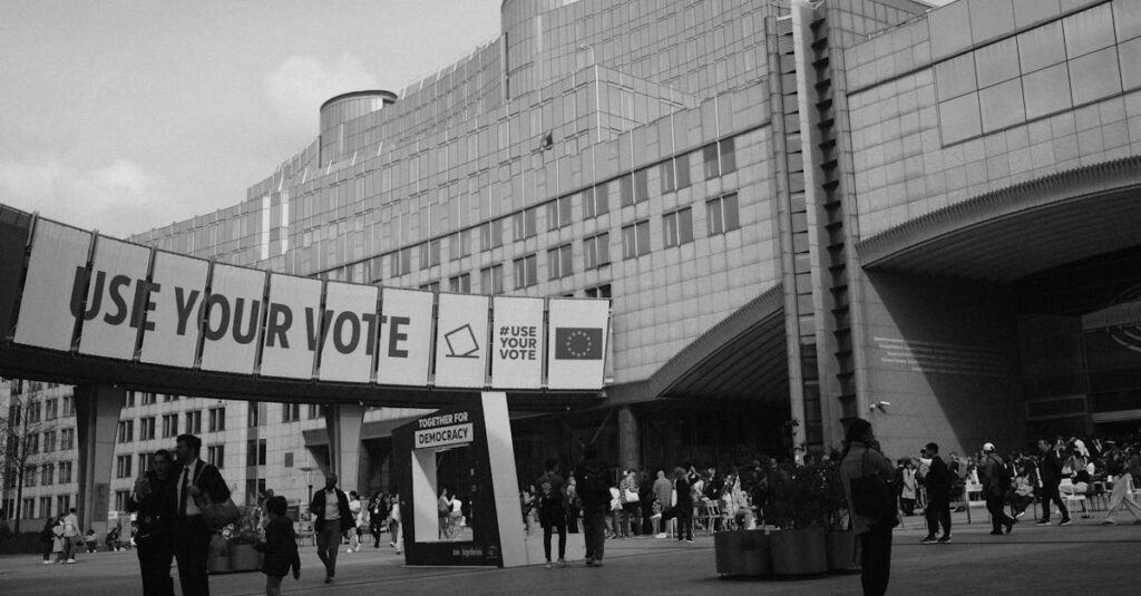 Illustration de La régulation de l'IA : un piège européen se referme sur l'innovation european-parliament-building-1
