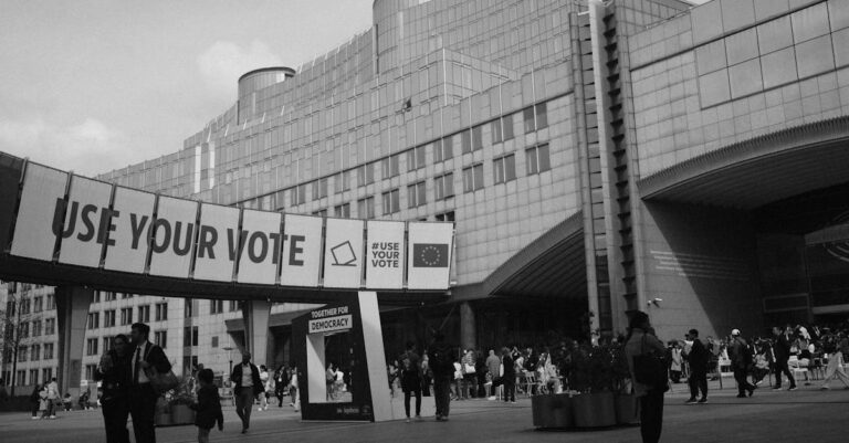 Illustration de La régulation de l'IA : un piège européen se referme sur l'innovation european-parliament-building-1