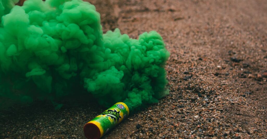 Illustration de Baby Shower : un fumigène explose, la fête vire au cauchemar exploding-smoke-bomb