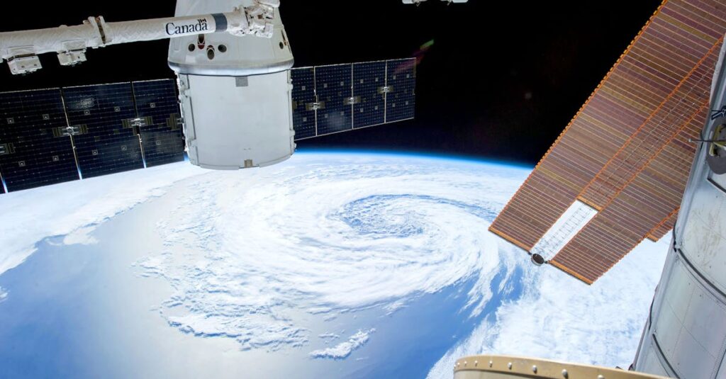 Illustration de Catastrophe évitée ? Le chaos des ouragans plane toujours hurricane-satellite