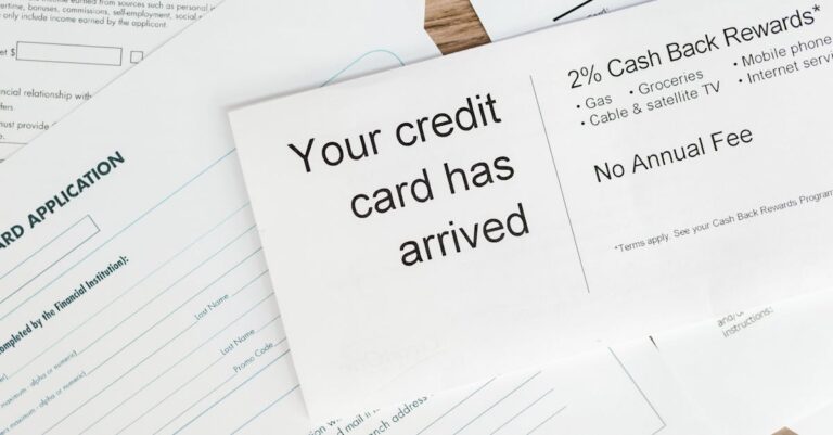 Illustration de Assurance: le scandale des clauses abusives persiste insurance-fraud-contract