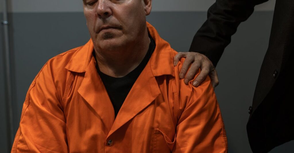 Illustration de Soirée chemsex mortelle à Bordeaux : la justice s'abat man-in-handcuffs-sad