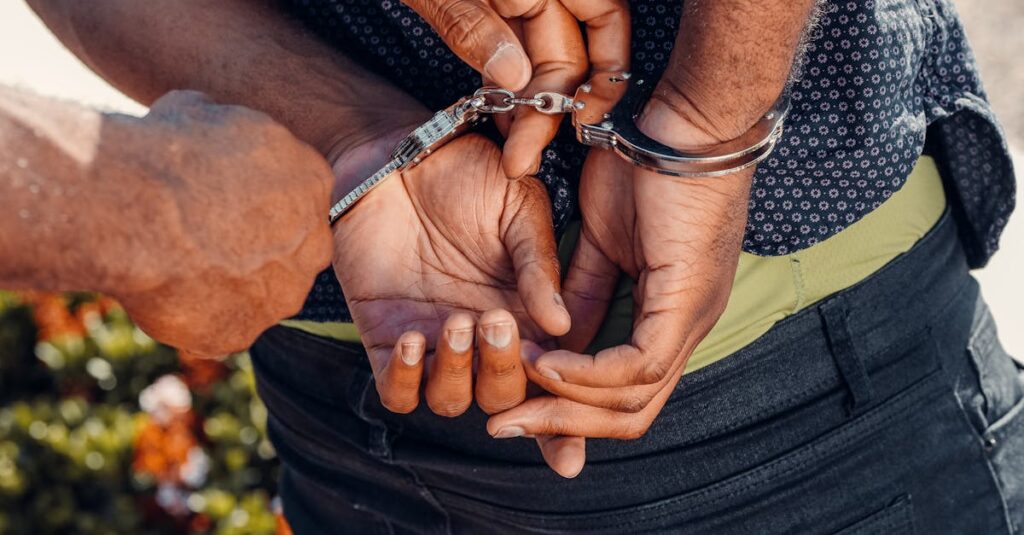 Illustration de Un homme en garde à vue pour les corps flottants dans la Seine : le drame s'épaissit man-police-custody