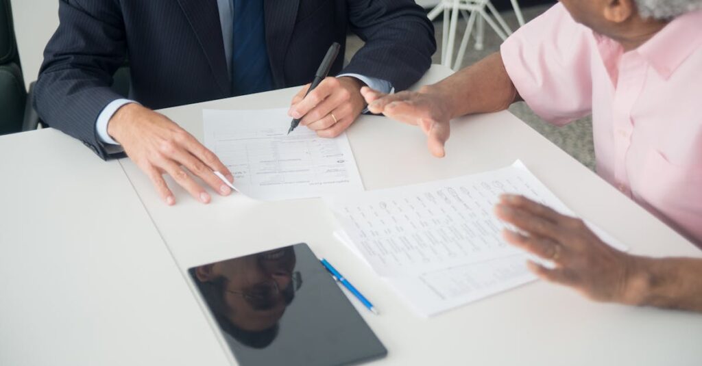 Illustration de Assurance-vie : votre vieux contrat, un piège obsolète ? old-financial-contract-dilemma