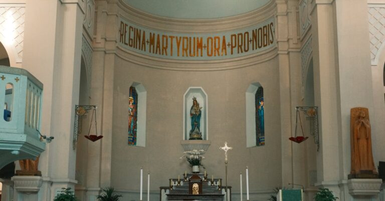 Illustration de Scandale à Toulouse : l'Église défend un prêtre condamné pour viol priest-controversy-church