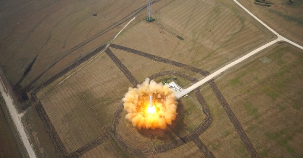 Illustration de Dérégulation spatiale : Trump met en péril l'environnement pour Musk rocket-launch-explosion