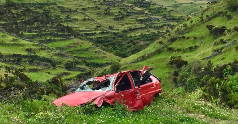 Illustration de Drame en Haute-Savoie : Deux Jeunes Vies Broyées par un Éboulement. rockfall-car-accident