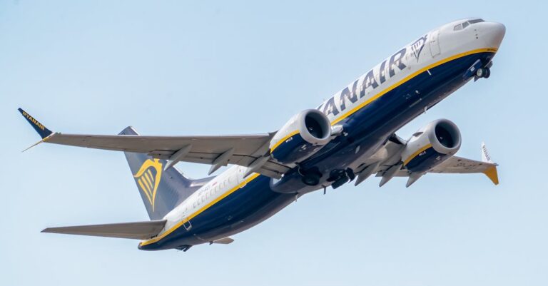 Illustration de Ryanair menace de paralyser la France, le Ministre des Transports s'indigne ryanair-plane-takeoff