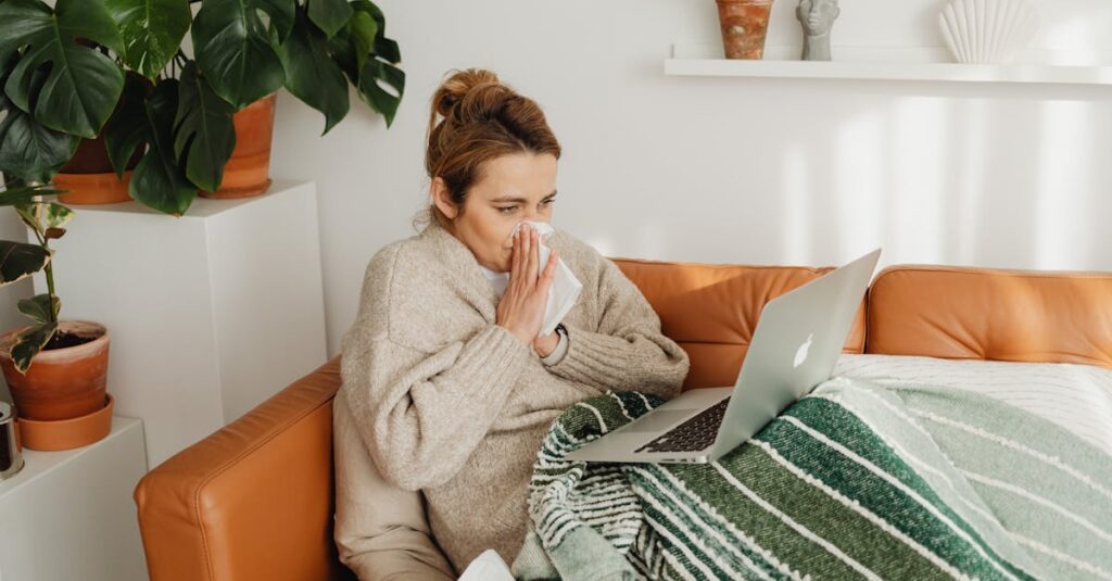 Illustration de Un coûteux fiasco : les arrêts Covid sans carence sous le feu des critiques sick-person-working-from-home