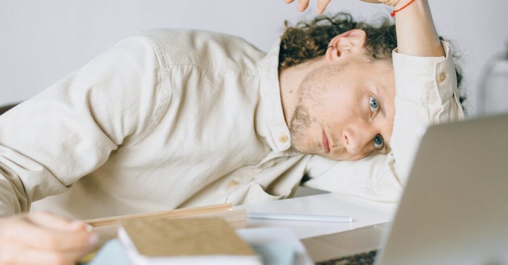 Illustration de Vacances gâchées : près de la moitié des salariés ne déconnectent jamais ! stressed-office-worker