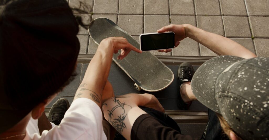 Illustration de TikTok : Le Fossoyeur Imprévu du Box-Office Traditionnel teenager-phone-cinema