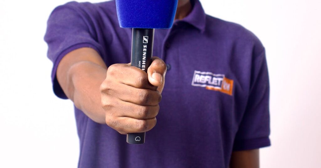 Illustration de Novo19 : Le pari risqué de la proximité télévisuelle television-news-studio