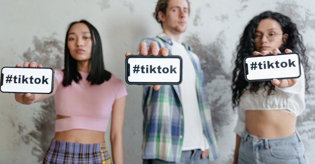 Illustration de TikTok, le piège numérique qui dicte vos lectures et vos vies tiktok-booktok-influence